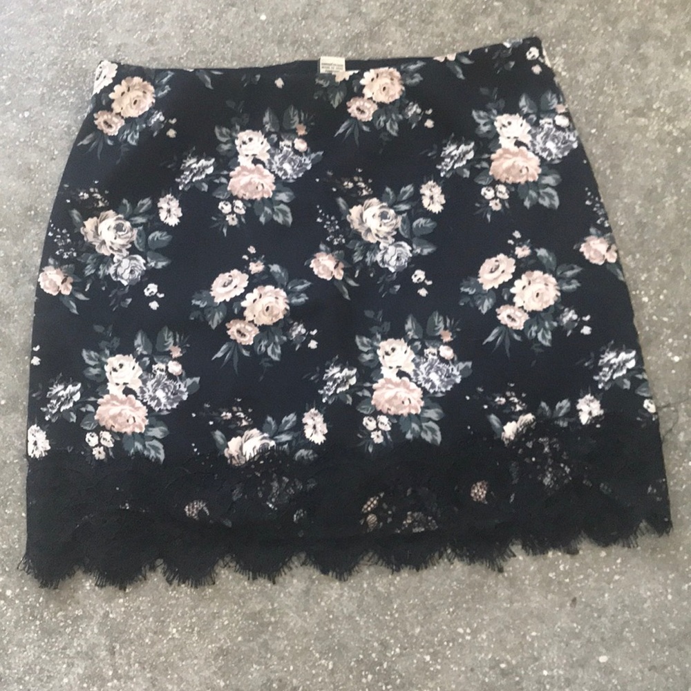 Forever 21 Floral and Lace Mini Skirt ~ Small